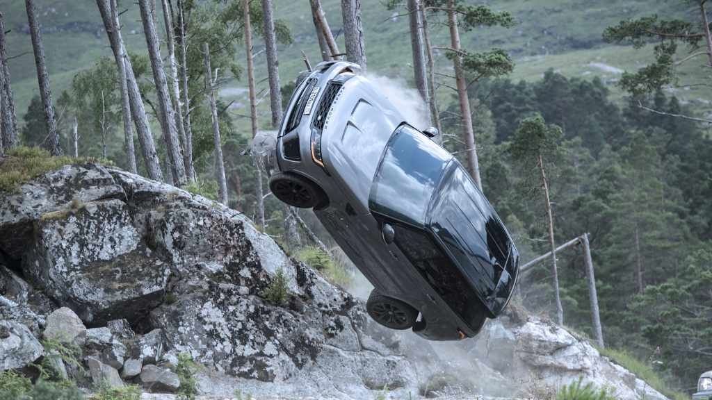 Při natáčení nové bondovky padlo i několik Range Roverů SVR za miliony